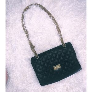 🆕✨Black Quilted Purse w/ Gold Chain✨🆕